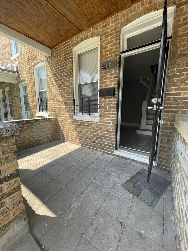 Building Photo - 2 Bedroom + Den Home with Porch, Fenced Yard, and Water Included on Barclay Street