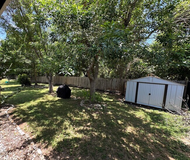 Building Photo - 105 Sky Country Dr