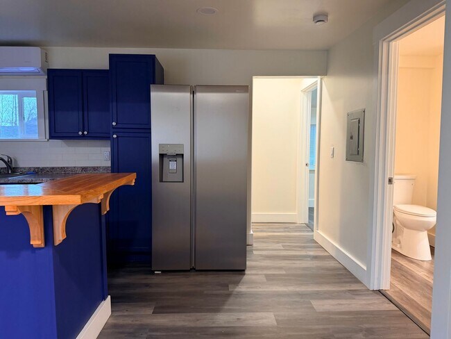 Building Photo - Stunning, Newly Renovated 3BR | 1BA