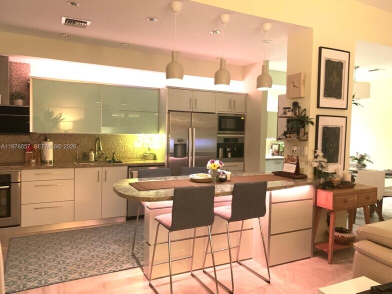 Building Photo - 18031 Biscayne Blvd