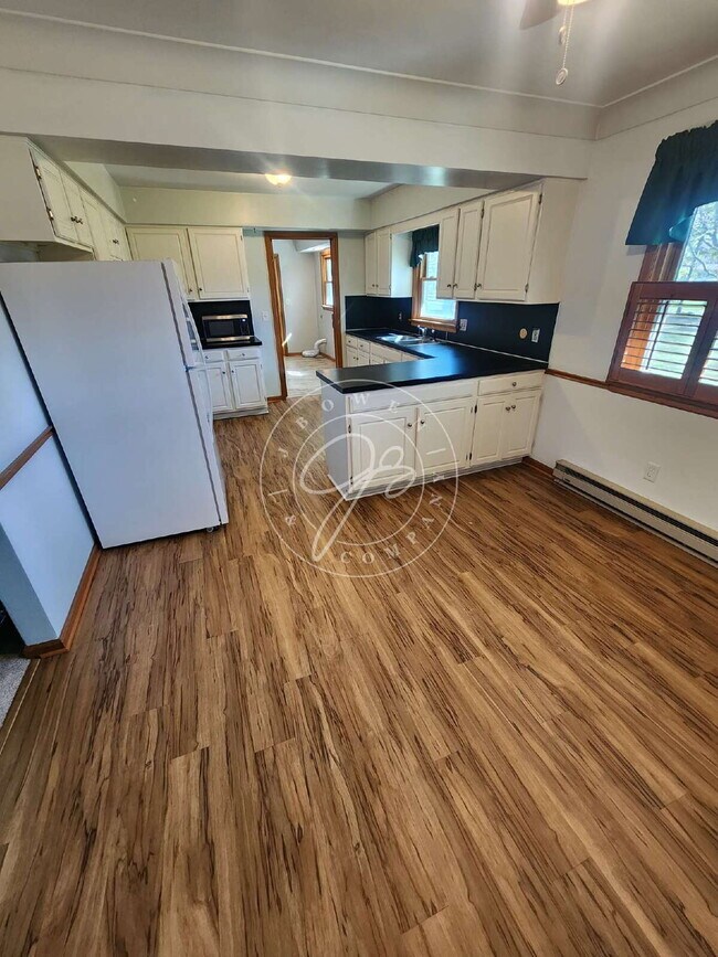 Building Photo - Sylvania Schools! Charming 3-Bedroom Ranch with Attached Garage & First-Floor Laundry