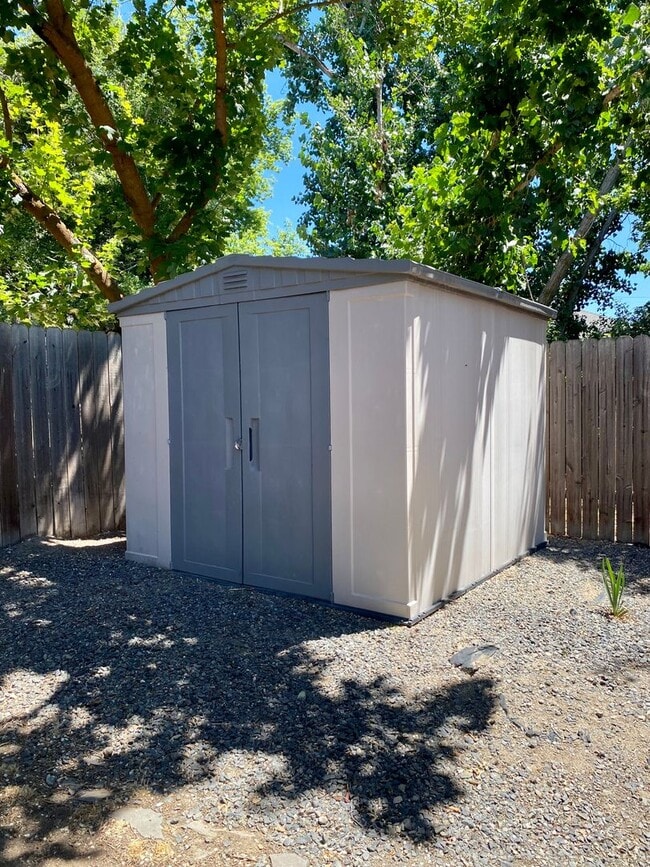 Building Photo - 2 Bed 1 Bath Duplex w/ Fenced Yard and Off...