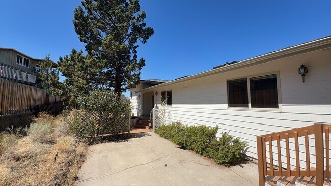 Building Photo - 3405 SW Hillcrest Dr