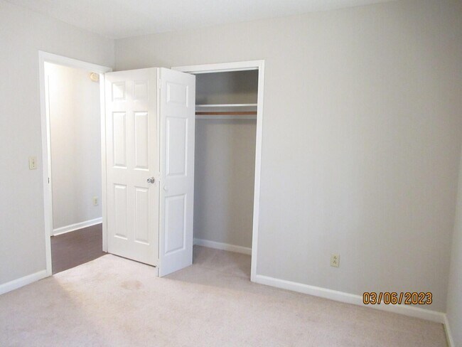 Building Photo - 20 Amos Ct