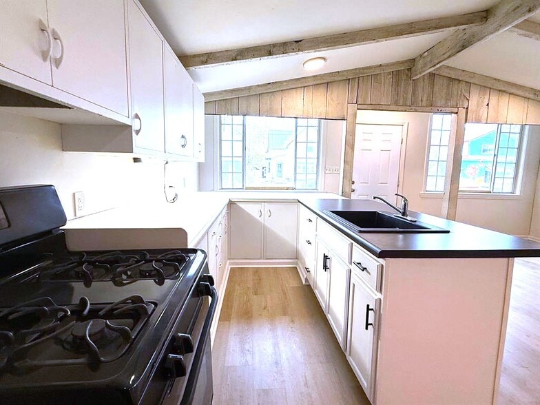 Building Photo - 551 E 12th St