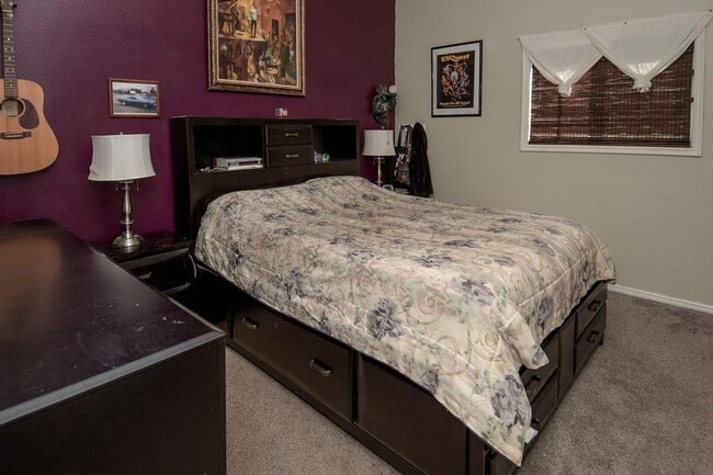 Building Photo - Bloomington Hills Beauty