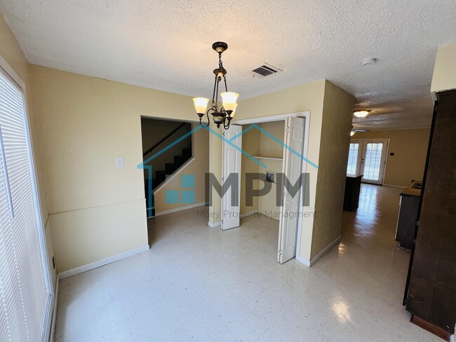 Building Photo - 62 W Elmwood Dr