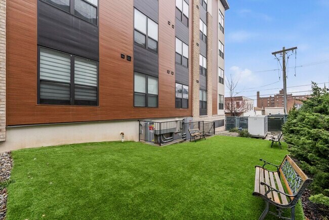 Building Photo - 649 38th St
