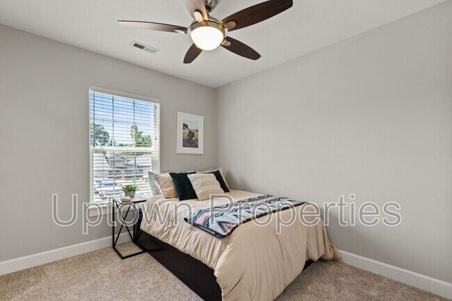 Building Photo - 753 SE Boysen Ln