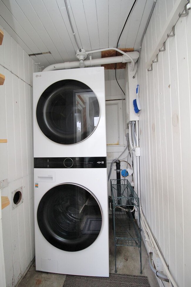 Building Photo - 5325 N Fessenden St