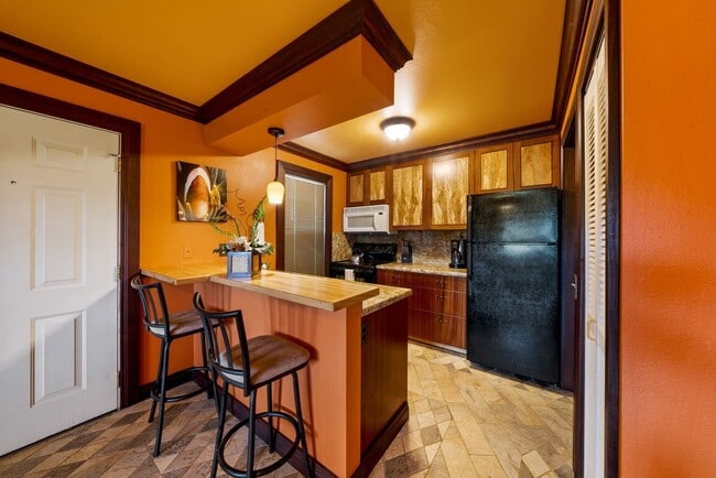 Building Photo - Beautiful turnkey furnished 1- Bedroom 1-bath condo at Fairway Terrace