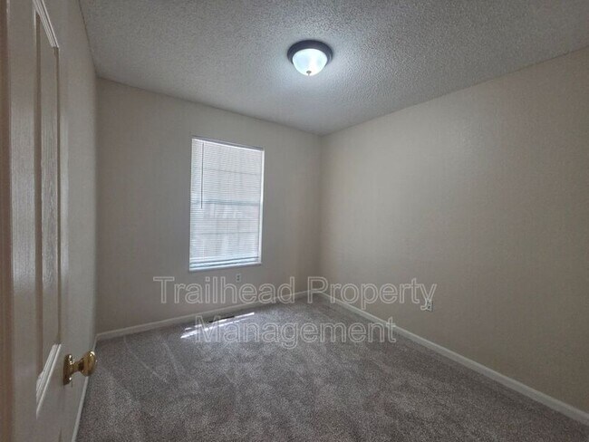Building Photo - 607 SE Steeple Ln