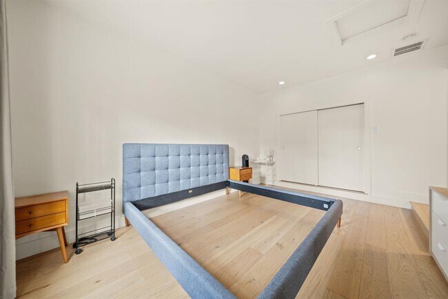 Building Photo - 912 Mansell Ave