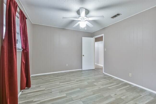 Building Photo - 23807 Red Oak Dr