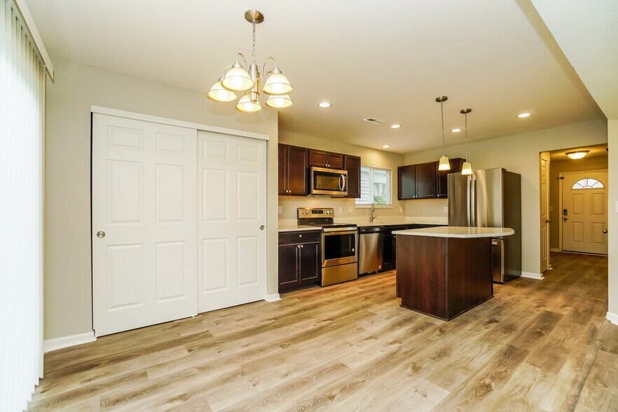 Building Photo - 7428 Willow Leaf Dr