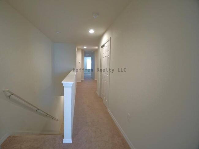 Building Photo - 2-bedroom, 2.5-bath, 1-car garage Townhous...