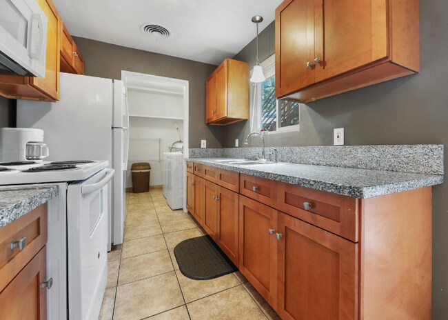 Building Photo - 718 N Floral St