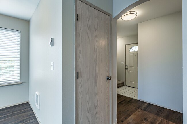 Building Photo - Wonderful Townhome in Browns Point with VIEWS!