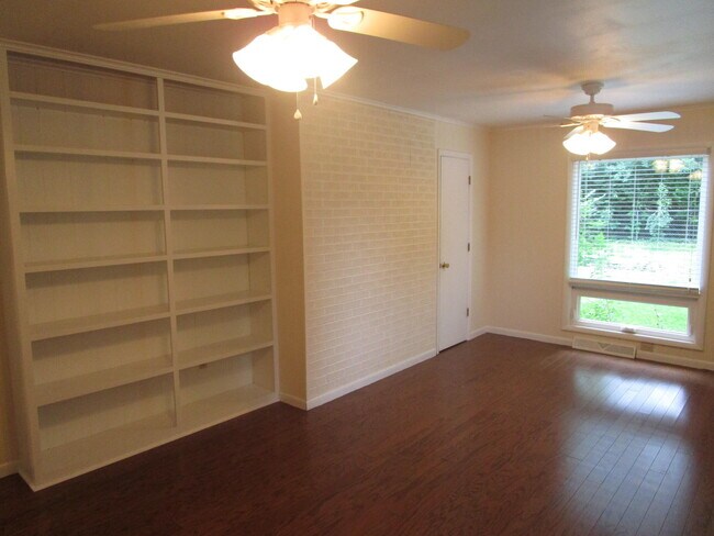 Building Photo - 305 Manor Dr