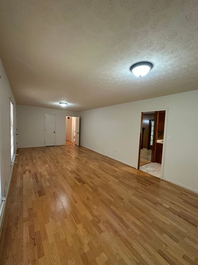 Building Photo - Available now,  3/2 with large unfinished basement, in University Heights