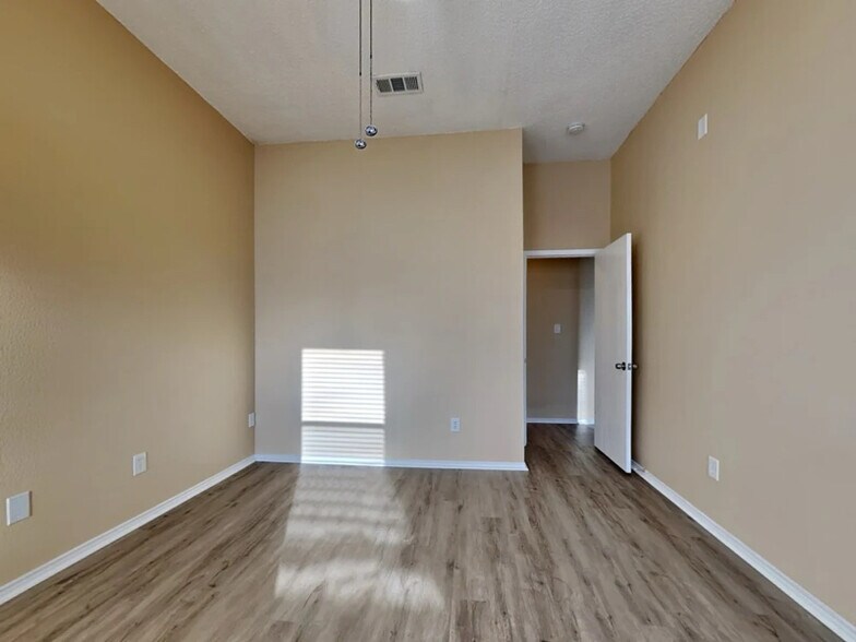 Building Photo - 10644 Shadywood Dr