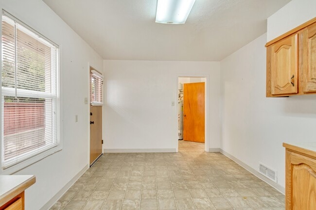Building Photo - 35 E 600 N