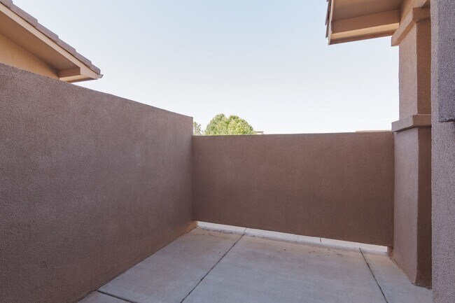Building Photo - End Unit Townhouse Available Now!