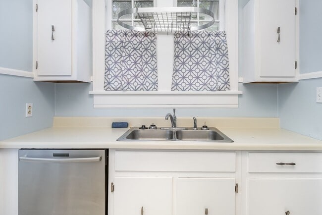 Building Photo - $2,700/month | 3 Bed | 2 Bath | ~1,592 Sq ...