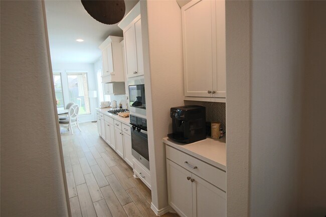 Building Photo - 24727 Tanoureen Dr