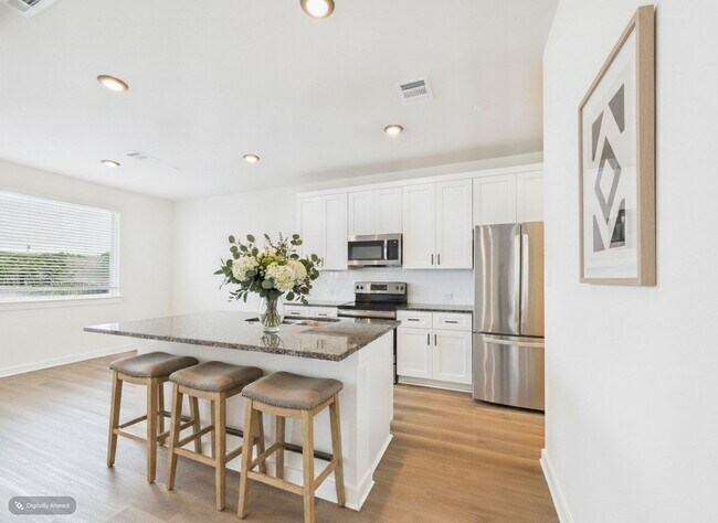 Building Photo - Great Townhouse with private yard