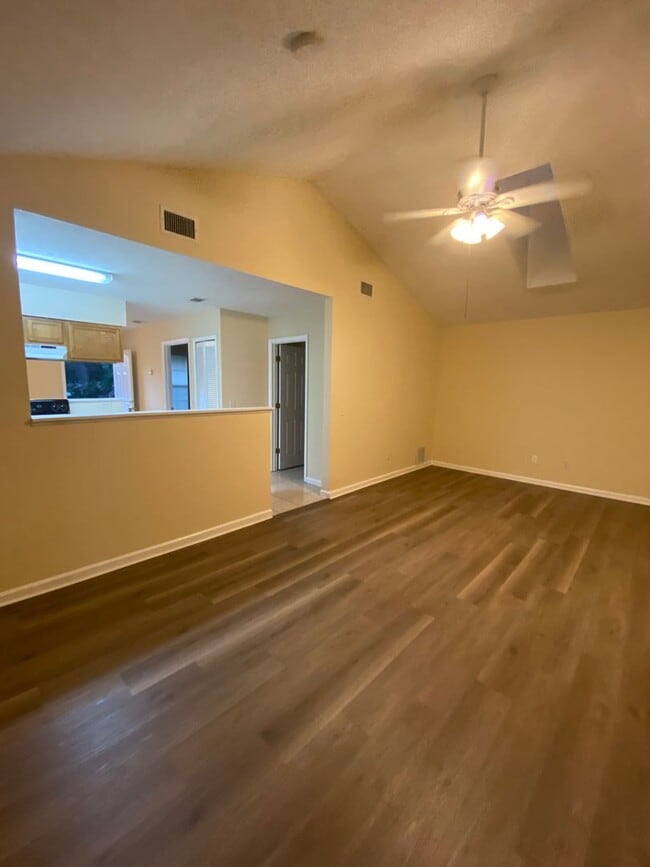 Building Photo - 2 Bdr/2bath townhome, great location!