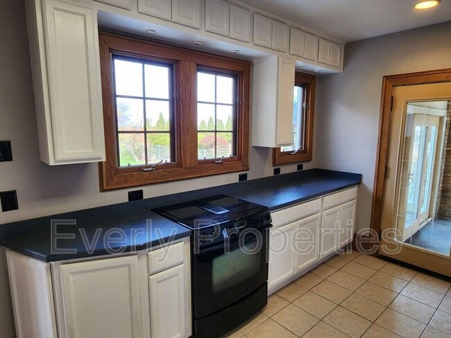 Building Photo - 120 68th Pl