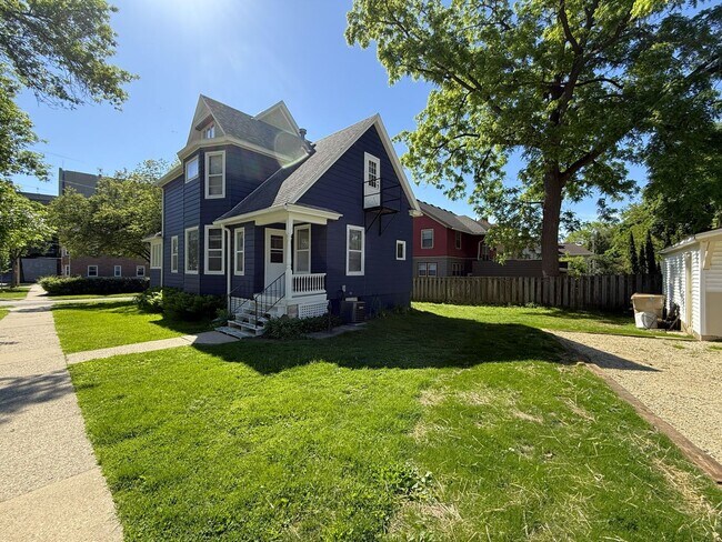 Building Photo - 116 Lathrop St