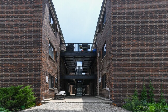 Building Photo - 953 N Rohlwing Rd