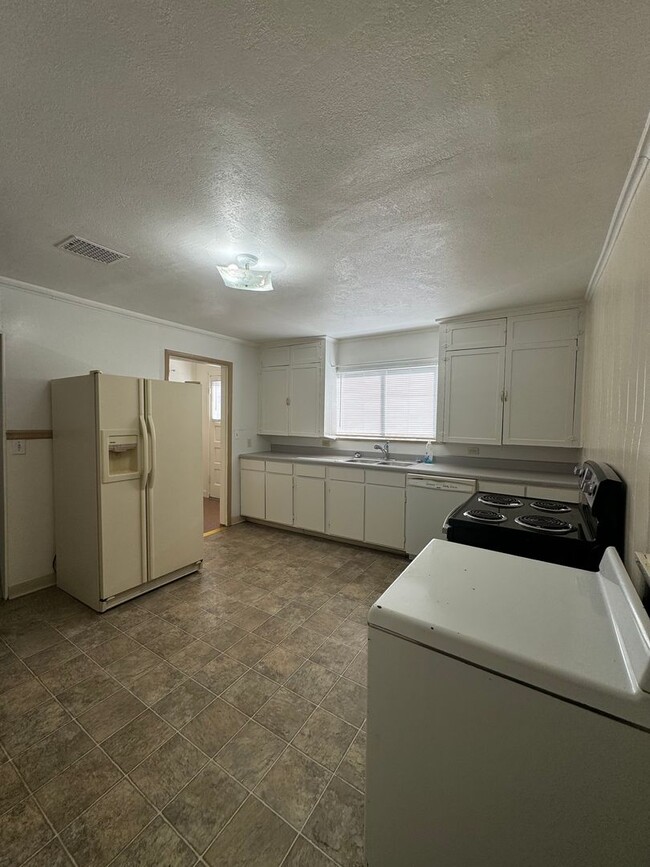 Building Photo - 2 bedroom 1 bath house with large loft and...