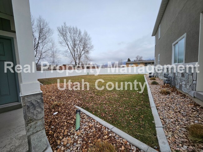 Building Photo - Orem Townhome Central to City Center