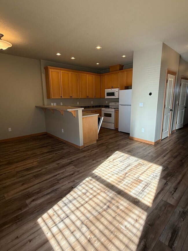 Building Photo - Beautifully Refurbished and updated Townhome style Home in Southeast Portland