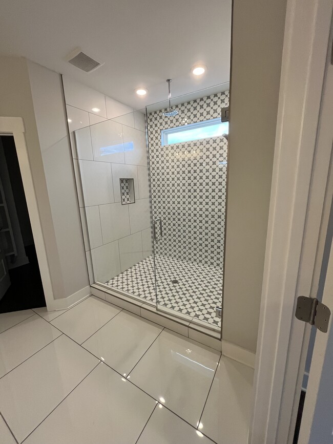 Building Photo - 413 35th Ave N