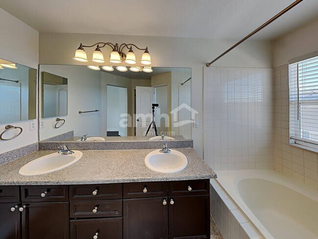 Building Photo - 10439 Vaughn Way