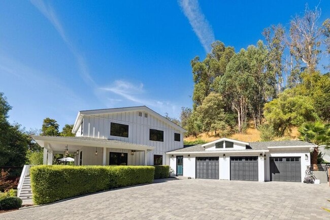 Building Photo - 31 Gold Hill Grde