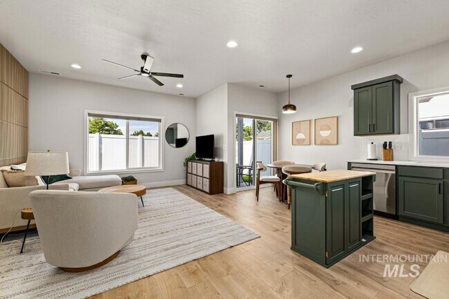 Building Photo - 10494 W Shields Ave