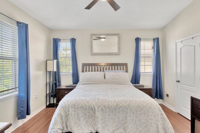 Building Photo - Great Townhouse in Gated Community