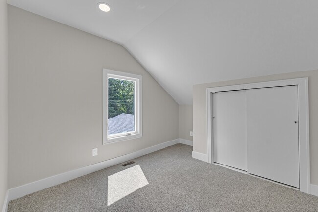 Building Photo - 9045 Hillcrest Dr