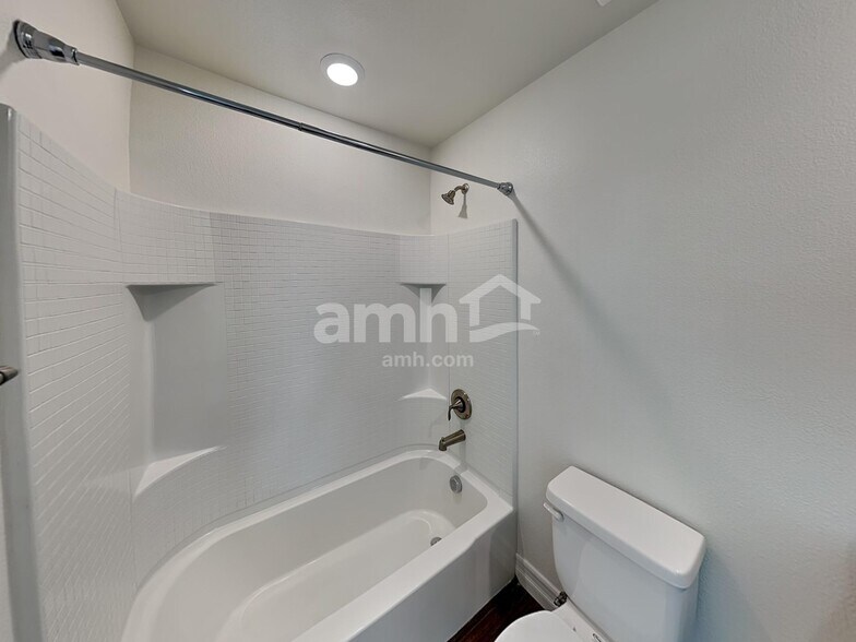 Building Photo - 9875 S Eastern Ave