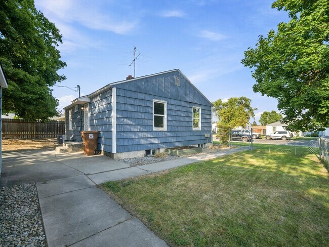 Building Photo - 6011 N Braeburn Dr
