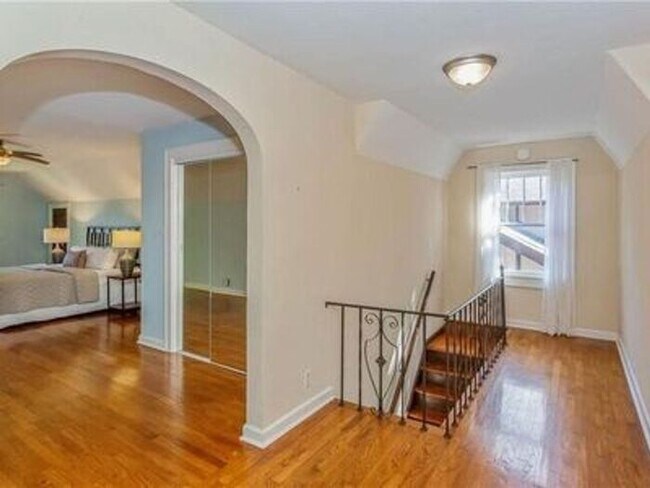 Building Photo - Lovely Forest Hills Home