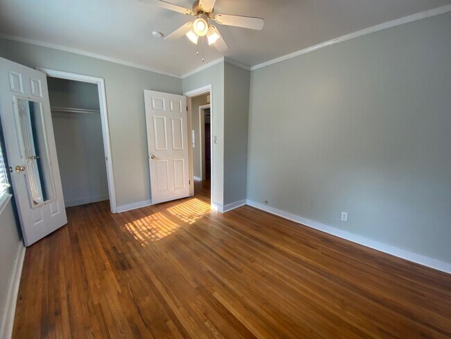 Building Photo - Close to Brookside & Riverparks!!