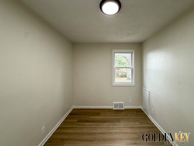 Building Photo - 3 Bed 1 Bath Lincoln Park Home