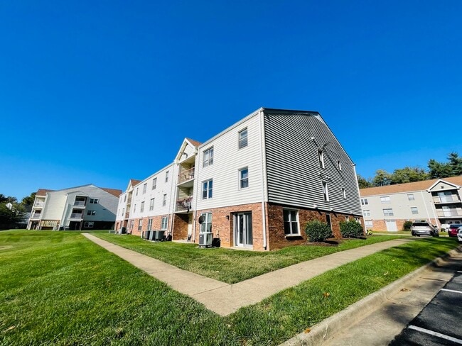 Building Photo - CHARMING CONDO IN STAFFORD!