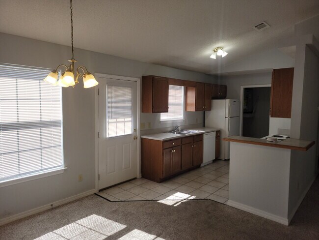 Building Photo - Fantastic location! This end unit offers t...